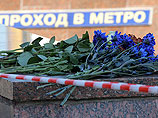 В годовщину аварии в метро москвичи несут цветы к станции "Парк Победы"