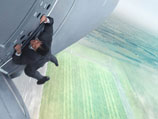 Создатели фильма "Миссия невыполнима: Племя изгоев" показали, как Том Круз сам висит на взлетающем самолете