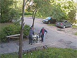 Заботливые петрозаводские алкоголики, пытаясь отвезти домой пьяного вдрызг товарища, сломали детскую коляску (ВИДЕО)
