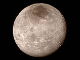 Не меньшее удивление ученых вызвали и снимки крупнейшего спутника Плутона, Харона. На его поверхности обнаружилась полоса из скал и впадин протяженностью около одной тысячи километров