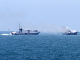 Министерство обороны страны заявило, что катер ВМС загорелся после перестрелки с находившимися на берегу боевиками