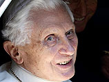 Католики протестуют против демонстрации портрета Бенедикта XVI, выполненного из презервативов