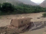 На востоке Таджикистана селевой поток уничтожил более полусотни домов, тысячи людей  эвакуированы 
