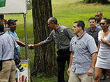 Обама прогулялся с дочерьми по парку в Нью-Йорке и сводил их на хип-хоп мюзикл "Гамильтон" 

