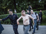 Московская полиция задержала участников "марша ватников", среди них мужчина в маске Путина, облитый шоколадом