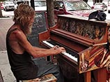 Американский бездомный пианист, ставший звездой YouTube, получил стипендию на завершение музыкального образования