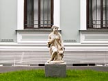 Статую из фильма "Формула любви" вернули на историческое место Статую из фильма "Формула любви" вернули на историческое место