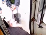 В Нижнем Тагиле пассажиры трамвая выволокли на улицу "пьяного священника", подравшегося с вагоновожатым (ВИДЕО) В Нижнем Тагиле пассажиры трамвая выволокли на улицу "пьяного священника", подравшегося с вагоновожатым (ВИДЕО)