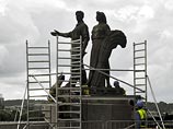 С Зеленого моста в Вильнюсе сняли последние советские скульптуры