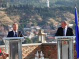 Накануне на совместном с президентом Грузии Георгием Маргвелашвили брифинге Туск заявил, что установление новых демаркационных знаков на грузино-югоосетинской границе не способствует урегулированию и стабилизации ситуации
