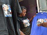 Осия Овуор, 30-летний продавец, торгует одеждой с изображением президента США. Продаются футболки на рынке в городе Кисумо, в 60 км от которого находится деревня Когело, где живет бабушка американского лидера Сара Обама