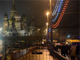 На месте убийства политика Бориса Немцова, который был застрелен на Москворецком мосту 27 февраля 2015 года