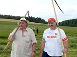 Лукашенко научил Депардье косить траву (ФОТО) Лукашенко научил Депардье косить траву (ФОТО)