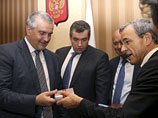 По прилету в Крым французские парламентарии пообщались с местными депутатами и главой республики Сергеем Аксеновым