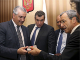 Французская делегация провела в Крыму и встречи с представителям местных властей, среди них глава республики Сергей Аксенов Французская делегация провела в Крыму и встречи с представителям местных властей, среди них глава республики Сергей Аксенов