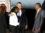 По прилету в аэропорту Найроби американский борт N1 встречал лично президент Кении Кениата. Там же Обаму встречала его родственница, проживающая в африканской стране, Аума, которая села в лимузин к главе государству и проследовала с ним в отель