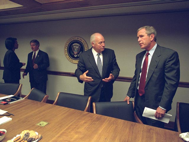 В США обнародованы фото заседания в Белом доме после терактов 11 сентября