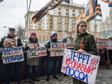 "Девушка осталась в лифчике": неизвестные не позволили активистке НОД показать Земфире флаг "Новороссии" во время концерта, порвав на ней майку