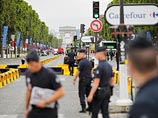 Неизвестный пытался прорвать полицейское оцепление, выставленное на площади Согласия в центре французской столицы, где должна финишировать многодневная велогонка "Тур де Франс"