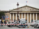 В центре Парижа полиция открыла огонь по автомобилю, прорвавшему заграждение на "Тур де Франс"