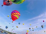 Во Франции запустили в небо более 400 воздушных шаров (ВИДЕО)