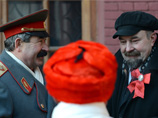 Московский двойник Ленина простил "Сталину" избиение зонтиком на виду у публики