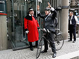 Мэра Лондона уличили в нелегальной перевозке жены на велосипеде