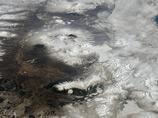 Американское космическое агентство NASA опубликовало впечатляющую фотографию одного из высочайших действующих вулканов Евразии - Ключевского, расположенного на полуострове Камчатка