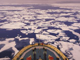 В результате масштабной поисково-спасательной операции, развернутой канадцами, путешественника обнаружили на льдине