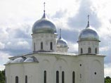 На обломках домонгольских фресок, обнаруженных под Новгородом, археологи нашли лики святых На обломках домонгольских фресок, обнаруженных под Новгородом, археологи нашли лики святых