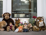 В память об убитом животном американцы начали возлагать цветы и мягкие игрушки у офиса дантиста в пригороде Миннеаполиса