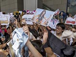 У гонконгских активистов, размахивавших лифчиками, повод был серьезным: они вышли в защиту женщины, которую посадили в тюрьму за "нападение на полицейского", которого она во время массовой акции задела грудью