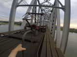 Сибирский "зацепер" пронесся на крыше электрички по мосту через Обь (ВИДЕО)