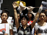 "Как грудь может быть оружием?": в Гонконге сотни активистов в лифчиках вышли протестовать против полицейского произвола