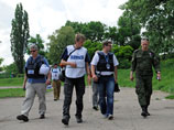 Представители Специальной мониторинговой миссии ОБСЕ прибыли на место обстрела в городе Донецке, июнь 2015 года