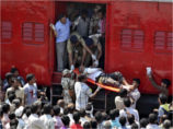 В Индии в реку с моста упали два поезда: минимум 32 погибших
