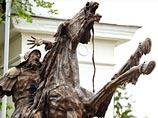 В Томске появился памятник Ермаку на пятиногом коне В Томске появился памятник Ермаку на пятиногом коне