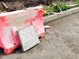 В городе-спутнике Челябинска участок ремонта теплотрассы оградили надгробиями (ВИДЕО)