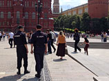 Правнучка Хрущева вышла на Красную площадь в футболке с надписью "Путин - это Дик"