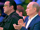 Пресс-секретарь президента РФ Дмитрий Песков в апреле отмечал, что Сигал и Владимир Путин - "давние друзья". Тогда же западные СМИ написали о желании Путина сделать Сигала почетным консулом России в Калифорнии и Аризоне