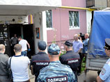 Сотрудники правоохранительных органов у подъезда жилого дома в Нижнем Новгороде, где обнаружены убитые дети