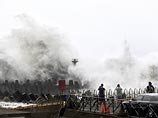 Мощный тайфун "Соуделор" накрыл Тайвань. Несмотря на массовую эвакуацию из опасных районов, жертв избежать не удалось: известно минимум о четырех погибших и нескольких пропавших без вести