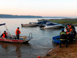 Поисковые работы на акватории водохранилища продолжаются, задействовано несколько моторных лодок и катеров. Постоянно в воде работают четыре бригады водолазов