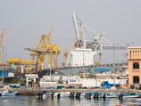 Российским морякам, добивающимся получения зарплат на судне в Дубае, доставили воду и продовольствие Российским морякам, добивающимся получения зарплат на судне в Дубае, доставили воду и продовольствие