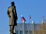 Накануне суд в Севастополе отклонил жалобу сторонников Чалого, которым администрация города запретила проводить митинг против властей и лично губернатора Меняйло 12 августа на площади Нахимова Накануне суд в Севастополе отклонил жалобу сторонников Чалого, которым администрация города запретила проводить митинг против властей и лично губернатора Меняйло 12 августа на площади Нахимова