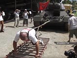 Тяжеловес-силач из Владивостока Иван Савкин, который ранее установил мировой рекорд, в одиночку сдвинув с места локомотив, теперь смог протащить по земле легендарный танк Т-34