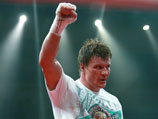 В главном бою вечера супертяжеловес Александр Поветкин (29-1-0, 21 КО) встретится с польским боксером - 35-летним Мариушем Вахом (31-1-0, 17 КО)