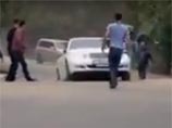 В Якутске участника драки у бара "Приют бодливой козы" сбили иномаркой (ВИДЕО) В Якутске участника драки у бара "Приют бодливой козы" сбили иномаркой (ВИДЕО)