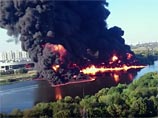 В Москве несколько часов горела река - то ли разрыв трубы "Транснефти", то ли "разборки местного бизнеса"