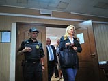 Осужденную Евгению Васильеву трудоустроили уборщицей в школу, но пока убирать нечего - каникулы Осужденную Евгению Васильеву трудоустроили уборщицей в школу, но пока убирать нечего - каникулы